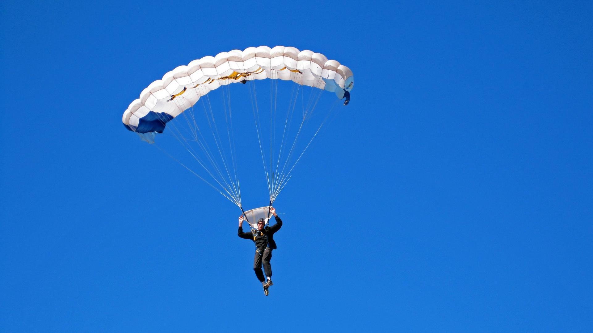 泰达队球迷助威声势浩大，助力球队取胜，泰达球队比赛结果