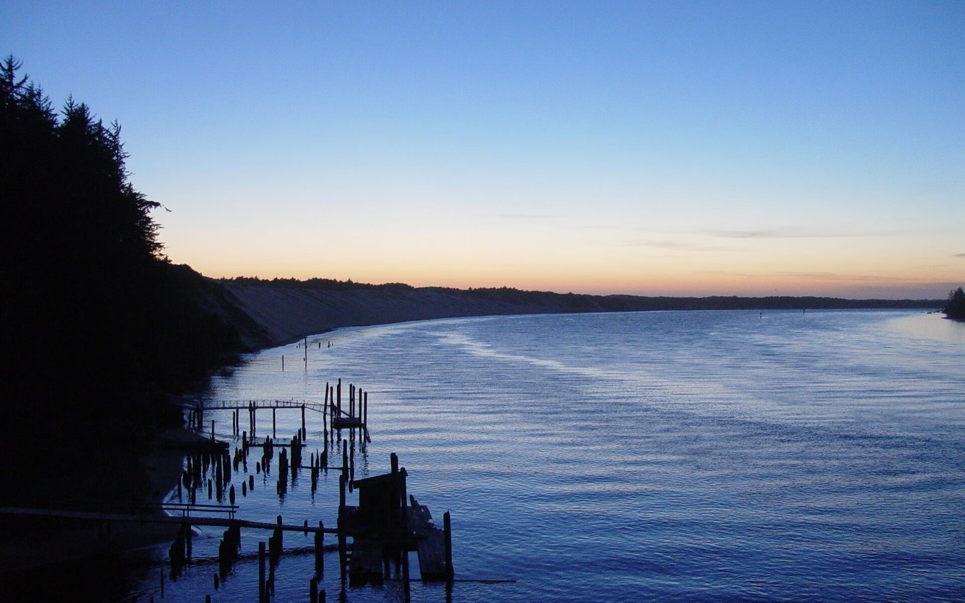 爱游戏体育（AYX）官方APP下载-“简阳文体中心：羽毛球赛场高手对决，观众连连喝彩”